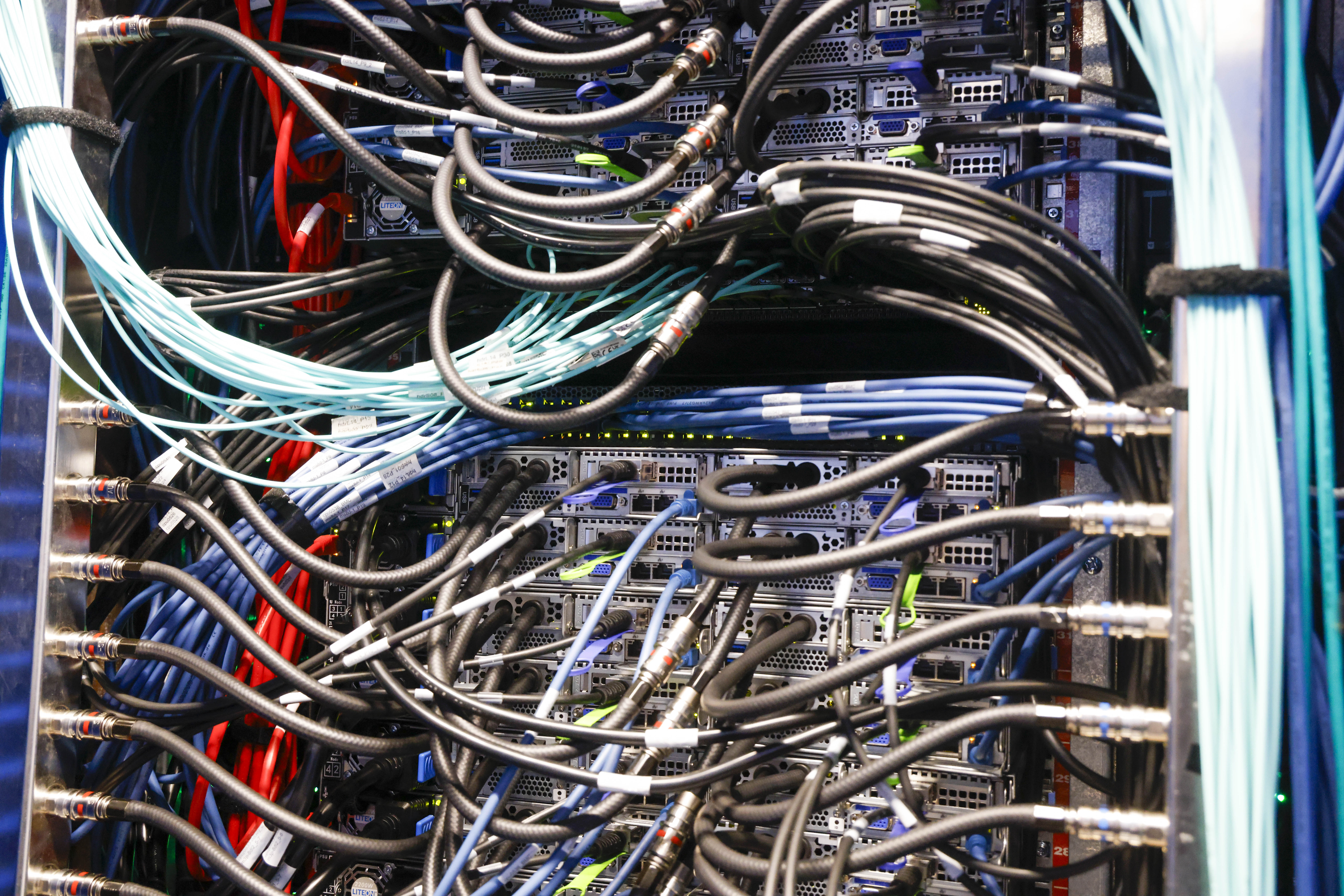 Ein Blick in einen Serverschrank (Foto: Stefan F. Sämmer)